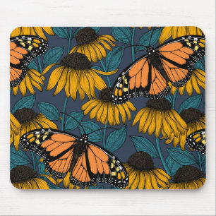 Monarch-fjäril på gulter musmatta