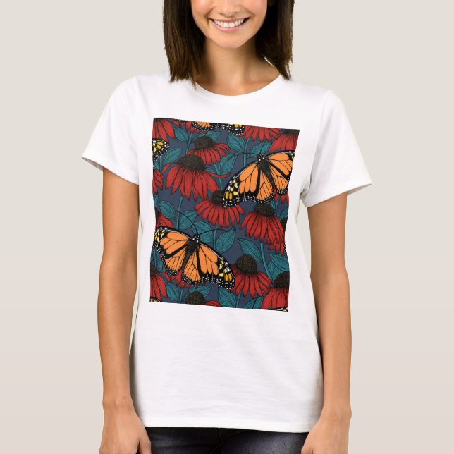 Monarch-fjäril på röda konefloger  t shirt (Framsida)