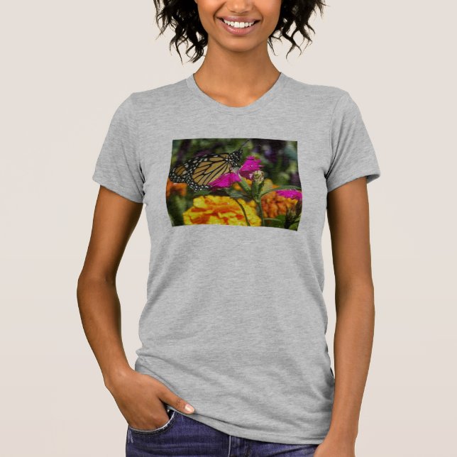 Monarch-fjäril på rosa marigold t shirt (Framsida)