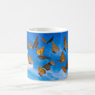 Monarch-fjärilar i himlar kaffemugg