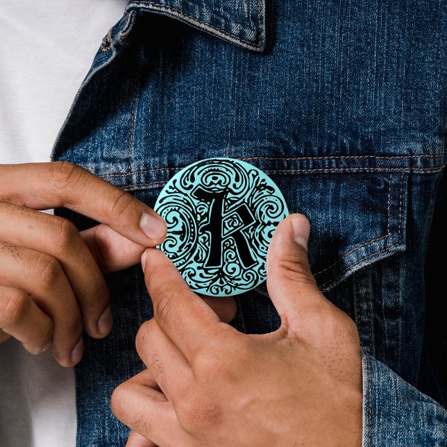 Monarchia ’K’ Knapp (Pinback button badge Monarchia letter K fancy font button)