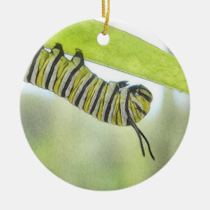 Monarkfjäril Caterpillar som undersöker en Julgransprydnad Keramik