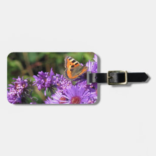 Monarkfjäril och lila blommor bagagebricka