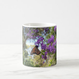 Monarkfjäril på lila blommor kaffemugg
