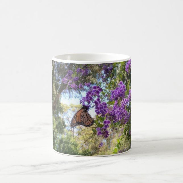 Monarkfjäril på lila blommor kaffemugg (Center)