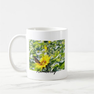 Monarkfjäril på solroskaffemuggen kaffemugg