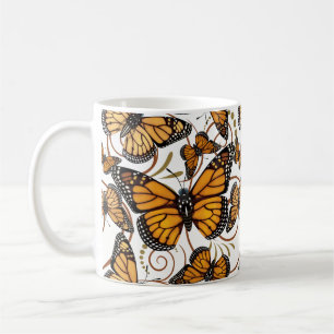 Monarkfjärilen virvlar runt kaffemugg