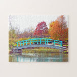 Monet Bridge på hösten Pussel<br><div class="desc">11-tums x 14-tums pussel med en bild av en fyrfärgad turkosbro som korsar en tyst ström i Gibbs Gardens,  Georgia och träd av rött och guld. Se hela Thanksgiving Puzzle-samlingen under HOME-kategorin i avsnittet HELGDAGAR.</div>