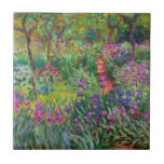 Monet Iris Garden at at Giverny Tile Kakelplatta<br><div class="desc">Monet Iris Garden på Giverny-plattan. Oljemålning på arbetsyta 1899. Iris Garden vid Giverny är en av de mest färgstarka och älskade blommålningarna. Den pulserande användan av lila, , gröntar och blåsor gör detta till ett av de mest dynamiska intsionistiska delara från denna rik under Monets karriär. En underbar gåva till...</div>
