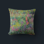 Monet "Iris Garden at Giverny" Kudde<br><div class="desc">Monet var en av grundarna av Fransk Impressionistisk målning, av vilken "The Iris Garden at Giverny" (målad mellan 1899 och 1900) är ett vackert exempel. Det är en firande av färg, ljus och rörelse. När Monet köpte Giverny gods omformade han den blomsterträdgård som redan planterades på dess grunder. Hans preferens...</div>