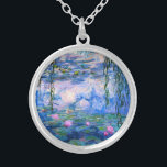 Monet näckroshalsband silverpläterat halsband<br><div class="desc">Monet näckroshalsband. Oljemålning på kanfas från 1916. Monet målade hans berömda näckrosdamm obsessively under avgångsklasserna av hans karriär som drar inspiration från det ljust av solen och dess växling, verkställa på vatten och de vatten- blommorna och lövverket. Denna målning presenterar en vibrerande använda av pinks, deppighet och lila och gör...</div>