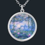 Monet näckroshalsband silverpläterat halsband<br><div class="desc">Monet näckroshalsband. Oljemålning på kanfas från 1916. Monet målade hans berömda näckrosdamm obsessively under avgångsklasserna av hans karriär som drar inspiration från det ljust av solen och dess växling, verkställa på vatten och de vatten- blommorna och lövverket. Denna målning presenterar en vibrerande använda av pinks, deppighet och lila och gör...</div>