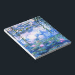 Monet Rosa Vatten Lilies  Anteckningsblock<br><div class="desc">Ett Monet rosa vatten lilies-anteckningsblock med vackra rosa vatten lever flytande i en lugn blå damm med lila dynor. En underbar Monet-gåva till fläkt av imponsionism och Fransk konst. Serenisk naturimponerande med vackra blommor och scendammlandskap.</div>