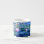 Monet Rosa Vatten Lilies Espressomugg<br><div class="desc">En Monet rosa vatten lilies espresso kopp med vackra rosa vatten lilies flytande i en lugn blå damm med lila dynor. En underbar Monet-gåva till fläkt av imponsionism och Fransk konst. Serenisk naturimponerande med vackra blommor och scendammlandskap.</div>
