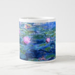 Monet Rosa Vatten Lilies Jumbo Mugg<br><div class="desc">En Monet rosa vatten lilies special mugg med vackra rosa vatten lever flytande i en lugn blå damm med lila dynor. En underbar Monet-gåva till fläkt av imponsionism och Fransk konst. Serenisk naturimponerande med vackra blommor och scendammlandskap.</div>