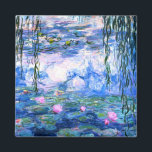 Monet Rosa Vatten Lilies Magnet<br><div class="desc">En Monet rosa vatten lilies-magnet med vackra rosa vatten lever flytande i en lugn blå damm med lila dynor. En underbar Monet-gåva till fläkt av imponsionism och Fransk konst. Serenisk naturimponerande med vackra blommor och scendammlandskap.</div>