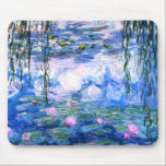 Monet Rosa Vatten Lilies Musmatta<br><div class="desc">En Monet rosa vatten lilies musmatta med vackra rosa vatten lever flytande i en lugn blå damm med lila dynor. En underbar Monet-gåva till fläkt av imponsionism och Fransk konst. Serenisk naturimponerande med vackra blommor och scendammlandskap.</div>