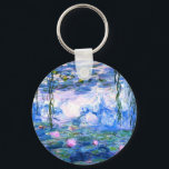 Monet Rosa Vatten Lilies Nyckelring<br><div class="desc">En Monet rosa vatten lilies-knappnyckelkedja med vackra rosa vatten lever flytande i en lugn blå damm med lila dynor. En underbar Monet-gåva till fläkt av imponsionism och Fransk konst. Serenisk naturimponerande med vackra blommor och scenkonst.</div>