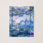 Monet Rosa Vatten Lilies Pussel<br><div class="desc">Ett Monet rosa vatten lilies-pussel med vackra rosa vatten lever flytande i en lugn blå damm med lila dynor. En underbar Monet-gåva till fläkt av imponsionism och Fransk konst. Serenisk naturimponerande med vackra blommor och scenkonst.</div>