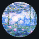 Monet Rosa Vatten Lilies Runt Klistermärke<br><div class="desc">En Monet rosa vatten lilies runt ett klistermärke med vackra rosa vatten lilies flytande i en lugn blå damm med lila dynor. En underbar Monet-gåva till fläkt av imponsionism och Fransk konst. Serenisk naturimponerande med vackra blommor och scenkonst.</div>
