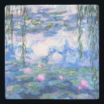 Monet Rosa Vatten Lilies Stenunderlägg<br><div class="desc">En Monet rosa vatten kalksten underlägg med vackra rosa vatten lilies som flyter i en lugn blå damm med lila dynor. En underbar Monet-gåva till fläkt av imponsionism och Fransk konst. Serenisk naturimponerande med vackra blommor och scenkonst.</div>