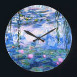 Monet Rosa Vatten Lilies Stor Klocka<br><div class="desc">En Monet rosa vatten lilies akrylväggklocka med vackra rosa vatten lilies flytande i en lugn blå damm med lila dynor. En underbar Monet-gåva till fläkt av imponsionism och Fransk konst. Serenisk naturimponerande med vackra blommor och scenkonst.</div>