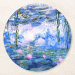 Monet Rosa Vatten Lilies  Underlägg Papper Rund<br><div class="desc">En Monet rosa vatten lever pappra underlägg med vackra rosa vatten lilies flytande i en lugn blå damm med lila dynor. En underbar Monet-gåva till fläkt av imponsionism och Fransk konst. Serenisk naturimponerande med vackra blommor och scendammlandskap.</div>