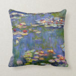 Monet Vatten Lilies 1916 Dekorativ kudde<br><div class="desc">Monet Vatten Lilies 1916 dekorativ kudde. Oljemålning på arbetsyta från 1916. Franskens imponerande Claude Monet är fortfarande berömd och älskad för de vatten-lilja som han skapat på sin trädgårdsdamm i Giverny. Den här målningen i vatten är från 1916 och avslöjar Monets steg mot ökad abstraktion och mer varierat färg. De...</div>