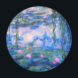 Monet Vatten Lilies Magnet<br><div class="desc">Monet Vatten Lilies magnet. Oljemålning på arbetsyta från 1916. Monet målade sin berömd vatten liljepond på ett tvångsmässigt sätt under de sista åren av sin karriär, teckning inspirerad av ljuset från sol och dess skiftande effekter på vatten och vattenblommor och löv. Den här målningen har en levande använda av nyck,...</div>