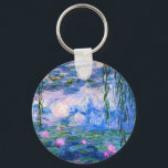Monet Vatten Lilies Nyckelring<br><div class="desc">Monet Vatten Lilies nyckelring. Oljemålning på arbetsyta från 1916. Monet målade sin berömd vatten liljepond på ett tvångsmässigt sätt under de sista åren av sin karriär, teckning inspirerad av ljuset från sol och dess skiftande effekter på vatten och vattenblommor och löv. Den här målningen har en levande använda av nyck,...</div>