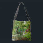 Monets bro, Claude Monets trädgård, Giverny Axelväska<br><div class="desc">Ett kor-kroppsband med bilden av Monets vackra bro i trädgården,  fram och tillbaka. Foto togs sent på sommaren i Frankrike. Bag har tre invändiga fickor,  en som packar.</div>