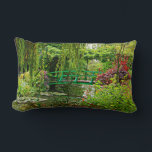 Monets bro över lila damm, Monets trädgård Lumbarkudde<br><div class="desc">Den vackra bron över den lila dammen i Claude Monets trädgård på framsidan av den här kudden. Fast grönt på baksidan. Den här bilden är av berömdens vackra trädgård i slutet av sommaren i Giverny,  Frankrike. Bomullsväv,  med andra tygalternativ tillgängliga.</div>