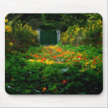 Monets Garden, Giverny, Frankrike på hösten Musmatta<br><div class="desc">Bild av Claude Monets trädgård i Giverny,  Frankrike i september med en visning av nasturtium för gult och orange.</div>
