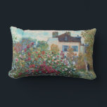 Monets Garden vid Argenteuil Fine Art Lumbarkudde<br><div class="desc">Monetets trädgård i Argentina är en Fransk konstnär Claude Monet c. 1873,  som visar en vacker trädgård mot ett blå himmel,  där han och hans fru står tillsammans i bakgrunden.</div>