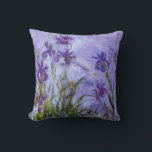 Monets Lilac Irises Kudde<br><div class="desc">"Lilac Irises", av Claude Monet, Oil on Canvas, 1914-17. Oscar-Claude Monet var en av grundarna av Franskens Impressionistiska målning, och den mest konsekventa och skickliga utövaren av rörelsens filosofi att uttrycka sina uppfattningar före naturen, särskilt när det gäller landskapsmålning i luft. Uttrycket "Impressionism" härrör från titeln på hans målning "Impression,...</div>