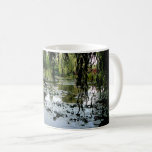 Monets Lily Pond, Giverny, Frankrike Kaffemugg<br><div class="desc">Bild av Claude Monets verkliga liljepond i Giverny,  Frankrike i september.</div>