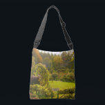 Monets trädgård, Giverny, vacker trädgårdsscen Axelväska<br><div class="desc">Ett kor-lik i väskan med bilden av ett av de vackraste scenerna i Monets trädgård! Tryckt fram och bak. Foto togs under en sen sommar resa till Giverny, Frankrike. Ta lite Frankrike och Claude Monet med dig var du än behöver en te. Livsmedel shoppar, bär med dig dina konsthjälpmedel, till...</div>