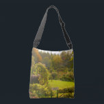 Monets trädgård, Giverny, vacker trädgårdsscen Axelväska<br><div class="desc">Ett kor-lik i väskan med bilden av ett av de vackraste scenerna i Monets trädgård! Tryckt fram och bak. Foto togs under en sen sommar resa till Giverny, Frankrike. Ta lite Frankrike och Claude Monet med dig var du än behöver en te. Livsmedel shoppar, bär med dig dina konsthjälpmedel, till...</div>