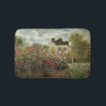 Monets trädgårdsmästare i Argentina av Claude Mone Badrumsmatta<br><div class="desc">Konstnärets Garden i Argentina (A Corner of the Garden with Dahlias) (1873) av Claude Monet är en vintage intsionistisk bra art blommigt naturmålning. Ett lantbruk i land ligger i bakgrunden. Ett par i kärlek går förbi en romantisk årsträdgård i vår med blommande ro och andra blommor. Om konstnären: Claude Monet...</div>
