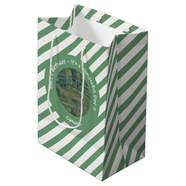 Monets Vatten-Lily Pond och Footbridge Party Items (Framsidan Vinklad)