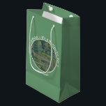 Monets Vatten-Lily Pond och Footbridge Party Items<br><div class="desc">Det här är en av hans berömdar från hans trädgård i vatten i hans hem i Giverny. Claude Monet (1840-1826) var en av grundarna av Franskens imponerande rörelse. Han är kanske mest noterad för sin målning av lögner och vatten. Uttrycket Impressionism härrör från titeln på hans målning "Impression, Sunrise". Alla...</div>