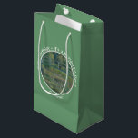 Monets Vatten-Lily Pond och Footbridge Party Items<br><div class="desc">Det här är en av hans berömdar från hans trädgård i vatten i hans hem i Giverny. Claude Monet (1840-1826) var en av grundarna av Franskens imponerande rörelse. Han är kanske mest noterad för sin målning av lögner och vatten. Uttrycket Impressionism härrör från titeln på hans målning "Impression, Sunrise". Alla...</div>