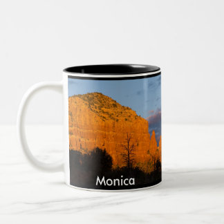 Monica på den glödande röda stenmuggen för Två-Tonad mugg