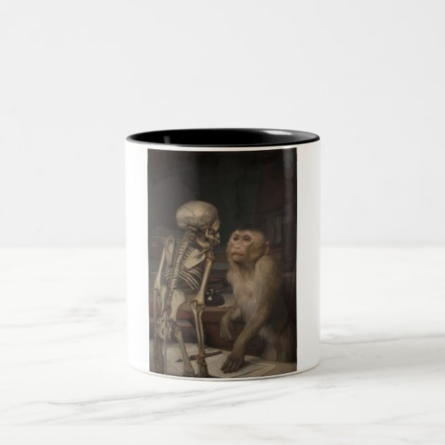 Monkey before a Skeleton (av Gabriel von Max) Två-Tonad Mugg (Center)
