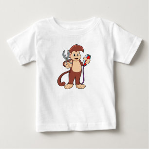 Monkey som Hairdresser med sax & Razor T Shirt