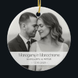 Monogamy in Monochrome - Funny Black and White Julgransprydnad Keramik<br><div class="desc">En otålig,  galleri-stil-keepé för nylweds och romantik. Rubriken "Monogamy in Monochrome" sitter över ett rent namn   datumband medan ditt svartvita foto fyller det ornamenta kant-till-kant. Minimala,  moderna och tillverkade för bröllop,  förlovning eller "första julgifta" minnen. Ser underbar ut på träd (eller bunden till en presentlåda).</div>