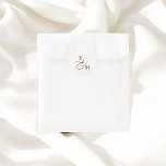 Monogram Ampersand-skript Bröllop Runt Klistermärke<br><div class="desc">Lägg till lite elegans till dina bröllopsfavoriter med vårt vackert designade klistermärke. Med parets monogram i ett klassiskt serif-teckensnitt,  kombinerat med ett känsligt skript,  tillför det här klistermärket en sofistikerad och personlig till din speciella dag. Perfekt för att skapar ditt bröllop gynnar minnesvärd och snyggt.</div>