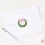 Monogram andedräkt med Rosa Gingham Bow Runt Klistermärke<br><div class="desc">Det här klistermärket har en boxträkrans med en rosa ginghams. Du kan lägga till ditt monogram först.</div>