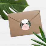 Monogram Arches Tropical Handflatan Träd Bröllop Runt Klistermärke<br><div class="desc">rosa och vita bågar över mörk handflatan löv med monogram på illustrationer av grått och vattenfärg i handflatan löv.</div>