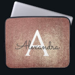 Monogram av metalliskt glasfetter från rosa ros Gu Laptop Fodral<br><div class="desc">Rosa ros Faux Metallic Foil Girly Glam Elegant Monogram Fodral. Fodral kan anpassas så att det omfattar ditt första och första namn. Om du vill matcha artiklar kontaktar du designern.</div>